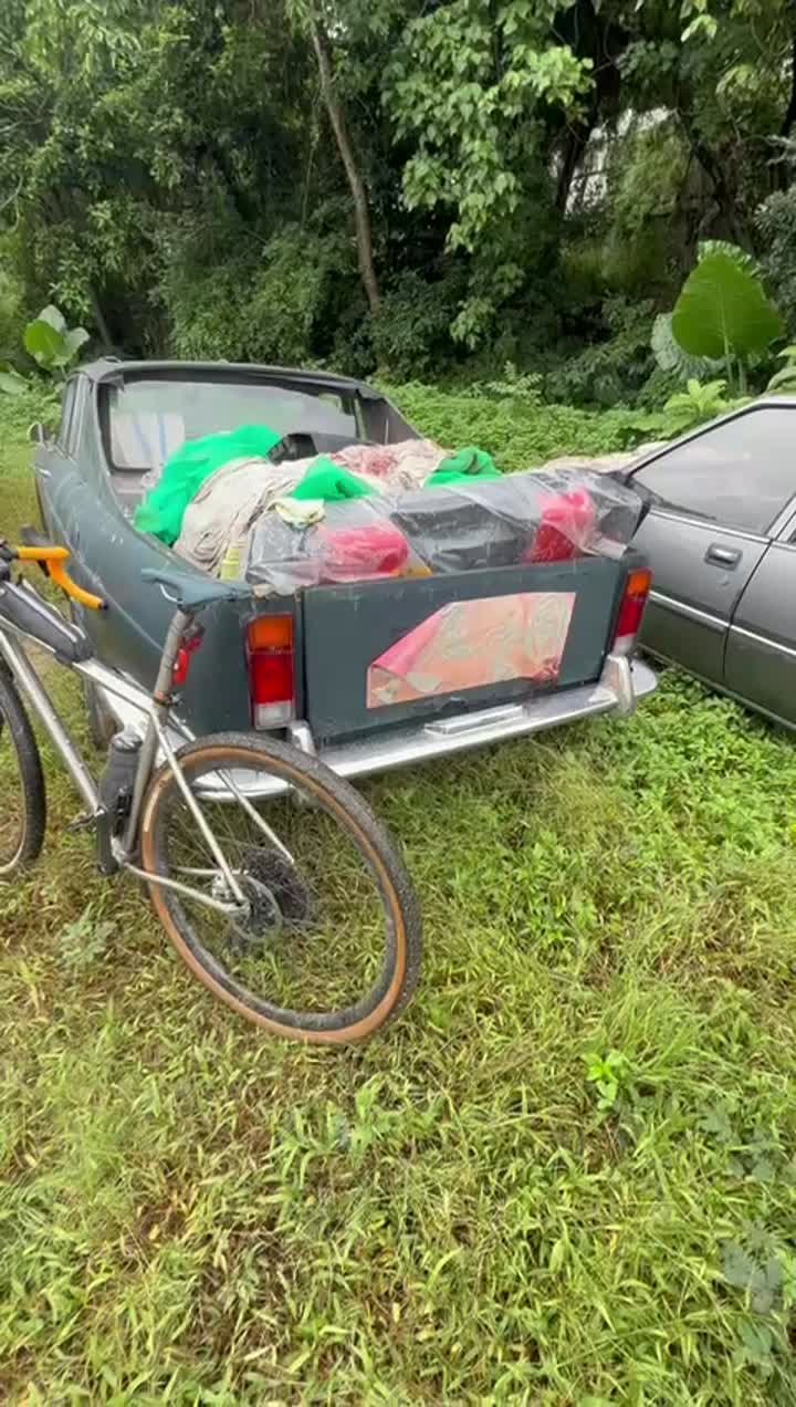 Hong Kong is full of car treasures and while expanding my gravel bike training I stumbled on this project